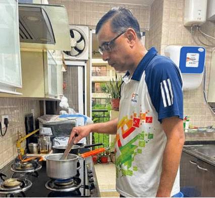 Saurabh Kumar在厨房里
