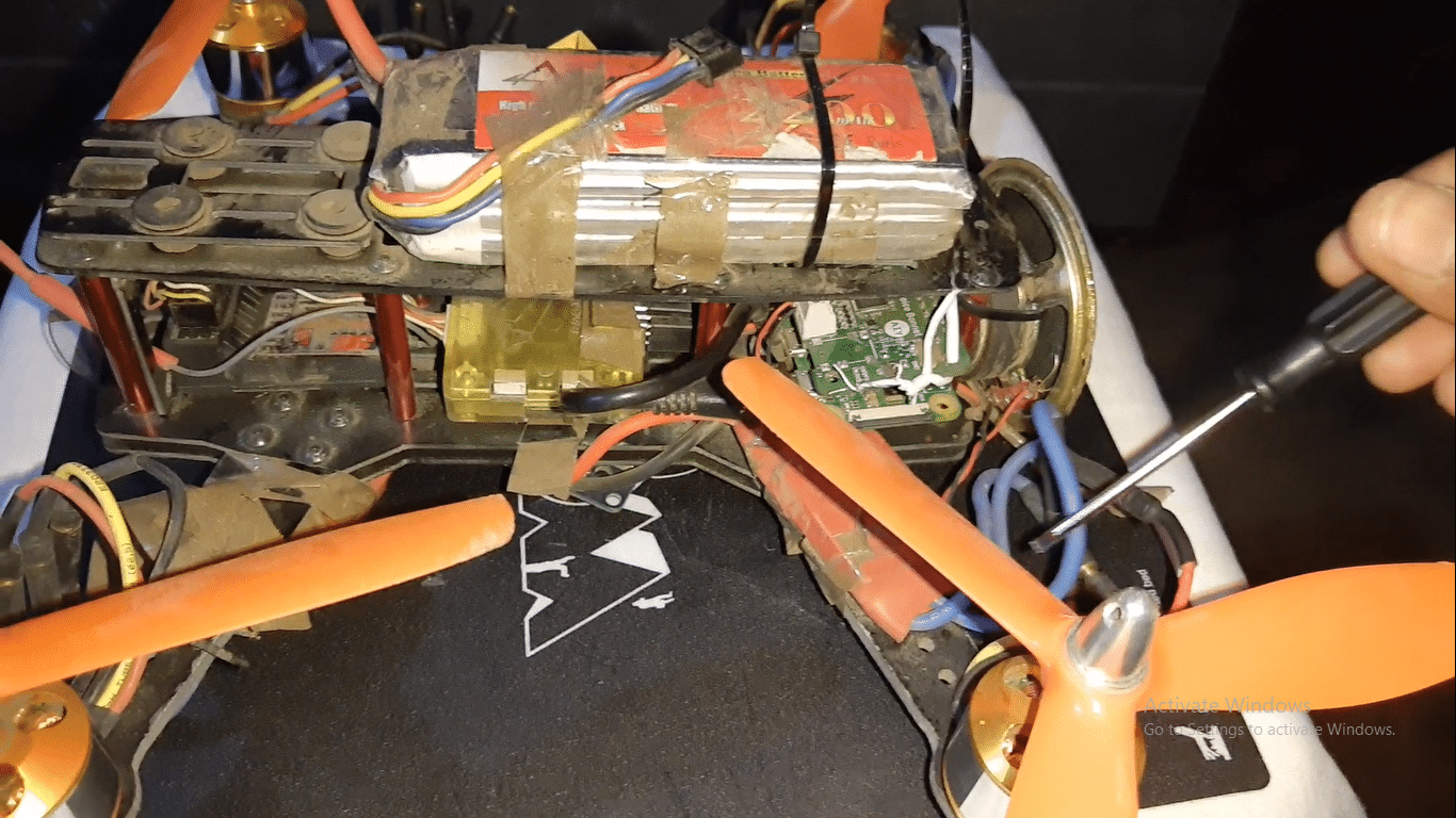 ESC和固定在无人机臂上的电机。